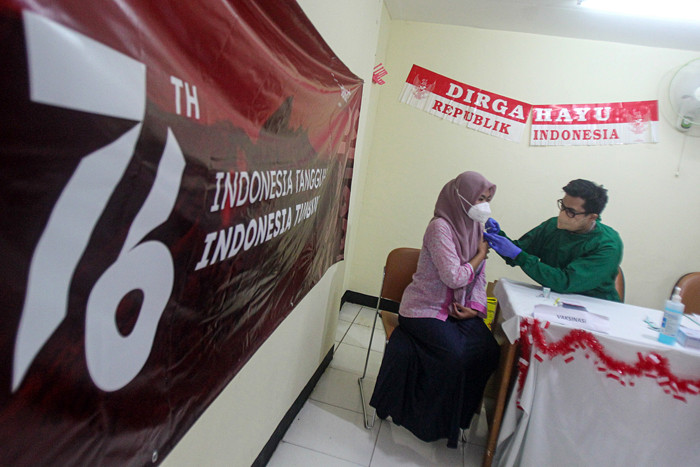 Petugas menyuntikan vaksin dosis ketiga atau booster kepada tenaga kesehatan di (nakes) di RSUD Matraman, Jakarta Timur, Jumat (13/8/2021).