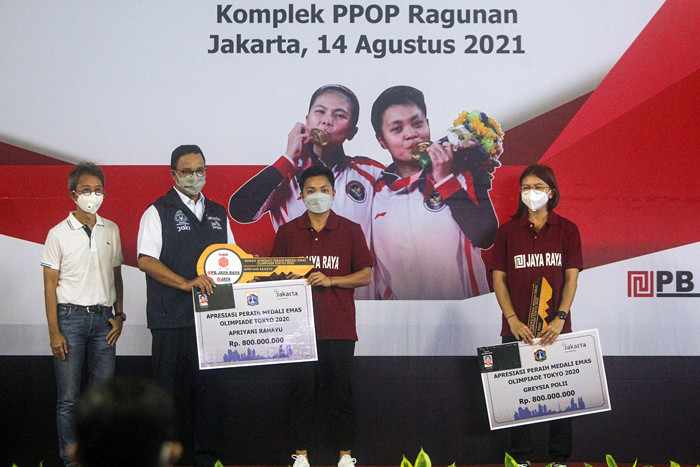 Gubernur DKI Jakarta Anies Baswedan memberikan hadiah apresiasi kepada Greysia Polii/Apriyani Rahayu di Jakarta, Sabtu (14/8/2021).