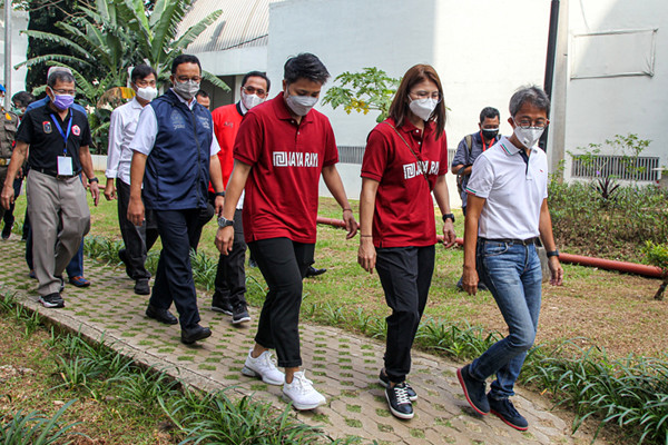 Gubernur DKI Jakarta Anies Baswedan memberikan hadiah apresiasi kepada Greysia Polii/Apriyani Rahayu di Jakarta, Sabtu (14/8/2021).