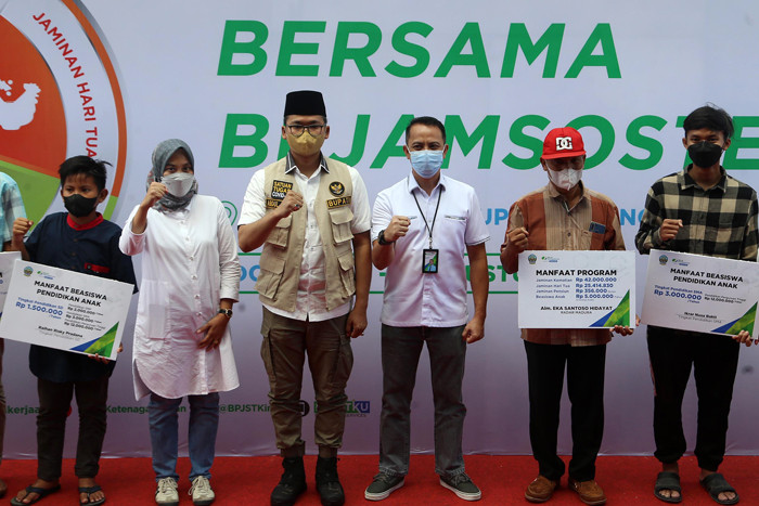 Penyerahan santunan manfaat program BPJS Ketenagakerjaan kepada ahli waris di Kantor Cabang BP Jamsostek Bangkalan, Madura, Jawa Timur, Sabtu (14/8/2021).