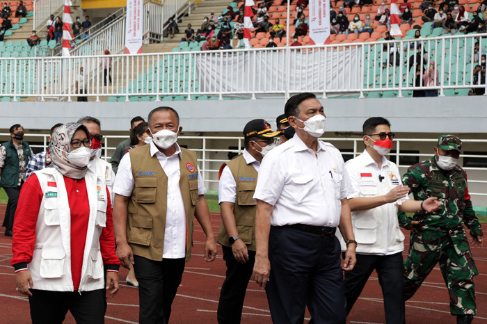 Pelaksanaan percepatan vaksinasi di Stadion Pakansari, Bogor, Jawa Barat, Sabtu (14/8/2021).