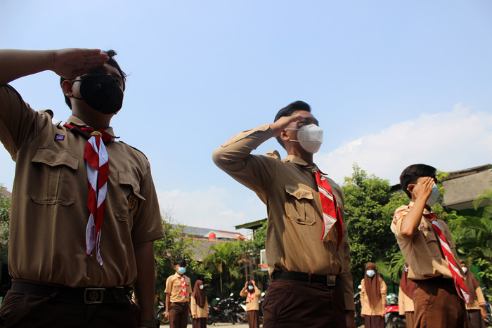 Siswa-siswi SMP dan SMK Syahid melakukan upacara peringatan Hari Pramuka ke-60 di kawasan Cilincing, Jakarta Utara, Sabtu (14/8/2021).