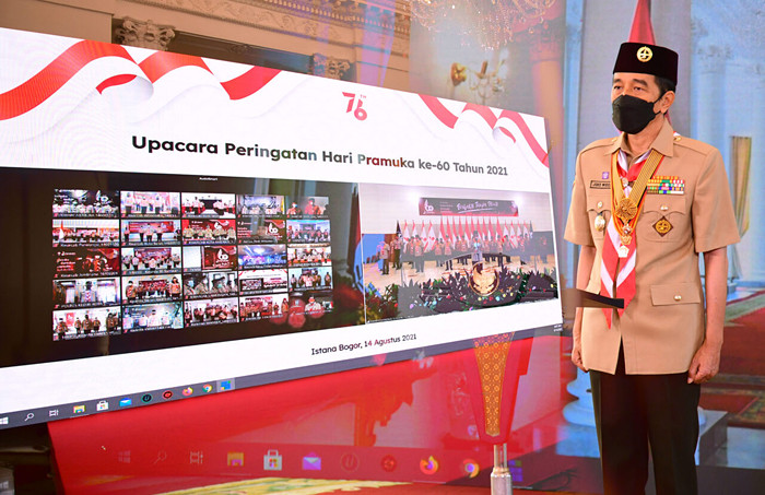 Presiden Joko Widodo saat memimpin upacara Peringatan Hari Pramuka ke-60 Tahun 2021 di Istana Kepresidenan Bogor, Jawa Barat, Sabtu (14/8/2021).