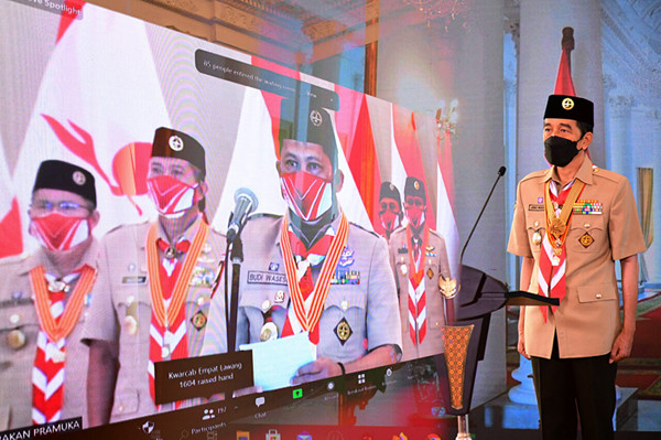 Presiden Joko Widodo saat memimpin upacara Peringatan Hari Pramuka ke-60 Tahun 2021 di Istana Kepresidenan Bogor, Jawa Barat, Sabtu (14/8/2021).