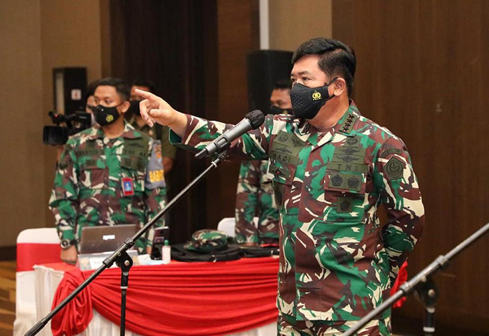 Panglima TNI Marsekal TNI Hadi Tjahjanto saat memimpin rapat terkait penanganan Covid-19 di Santika Convention Center Medan, Sabtu (14/8/2021).