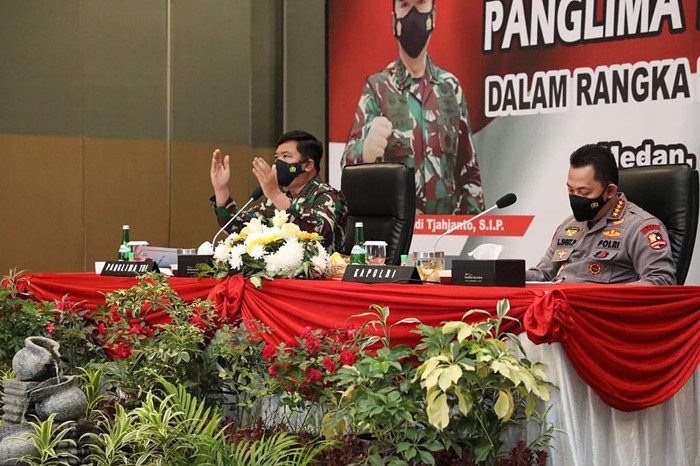Panglima TNI Marsekal TNI Hadi Tjahjanto saat memimpin rapat terkait penanganan Covid-19 di Santika Convention Center Medan, Sabtu (14/8/2021).