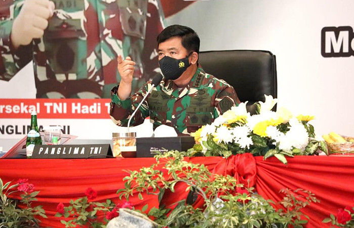 Panglima TNI Marsekal TNI Hadi Tjahjanto saat memimpin rapat terkait penanganan Covid-19 di Santika Convention Center Medan, Sabtu (14/8/2021).