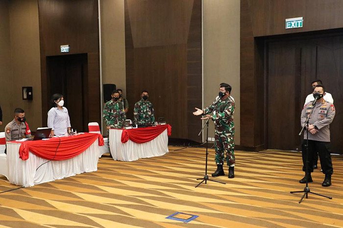 Panglima TNI Marsekal TNI Hadi Tjahjanto saat memimpin rapat terkait penanganan Covid-19 di Santika Convention Center Medan, Sabtu (14/8/2021).