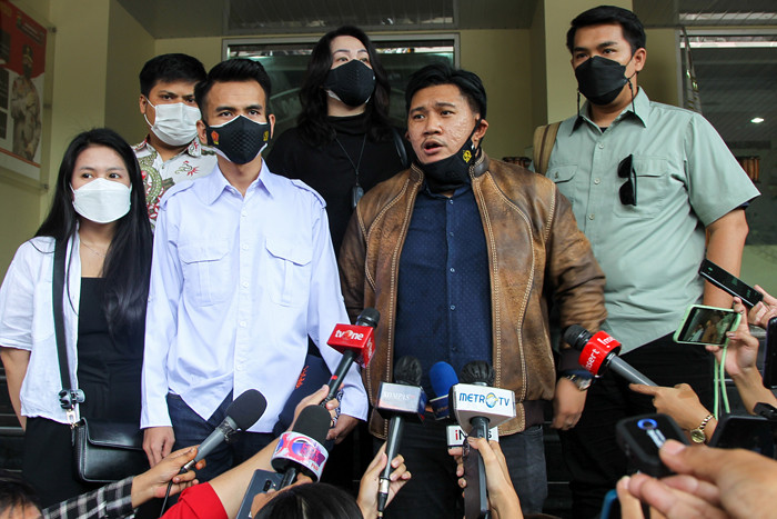 Musisi asal Bali I Gede Ari Astina alias Jerinx didampingi Istrinya Nora Alexndra saat meninggalkan Polda Metro Jaya, Jakarta Selatan, Sabtu (14/8/2021).