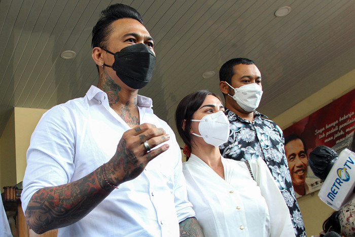 Musisi asal Bali I Gede Ari Astina alias Jerinx didampingi Istrinya Nora Alexndra saat meninggalkan Polda Metro Jaya, Jakarta Selatan, Sabtu (14/8/2021).