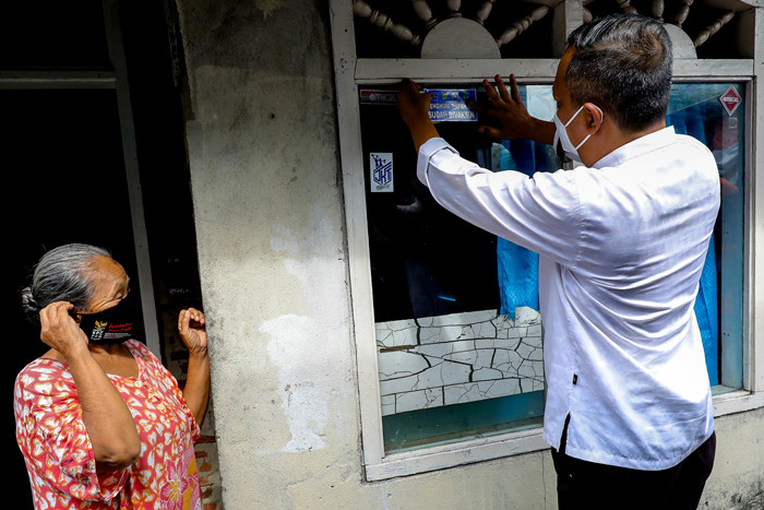 Personel Satuan Tugas Penanganan Covid-19 menempelkan stiker vaksin di rumah warga, Kelurahan Sunter Agung, Tanjung Priok, Jakarta Utara. Jumat (13/8/2021).