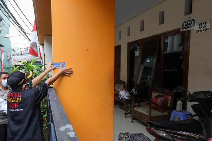 Personel Satuan Tugas Penanganan Covid-19 menempelkan stiker vaksin di rumah warga, Kelurahan Sunter Agung, Tanjung Priok, Jakarta Utara. Jumat (13/8/2021).