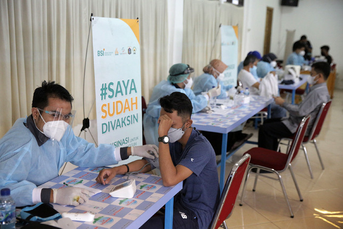 Warga melakukan pendaftaran vaksinasi Covid-19 di Aula A.H Nasution Masjid Cut Meutia, Jakarta, Sabtu (14/8/2021).
