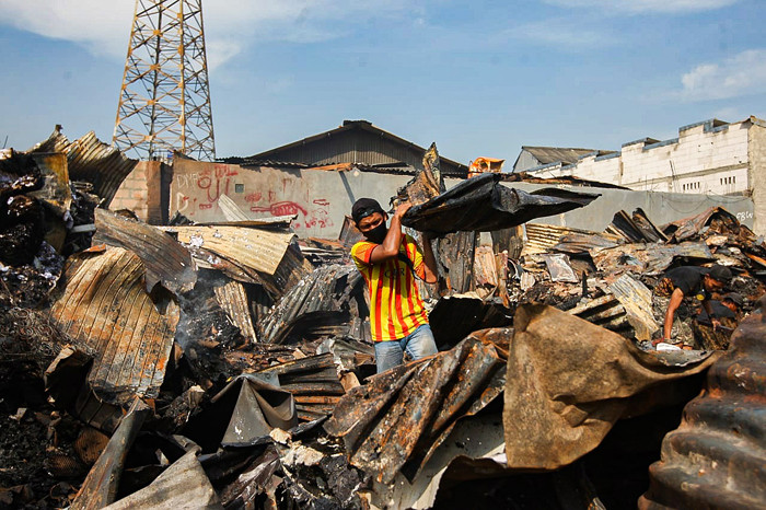 Kebakaran hanguskan puluhan lapak dan rumah warga di Jalan Kemang Utara IX, Rt 04/04, Kelurahan Bangka, Jakarta Selatan, Minggu (15/8/2021).