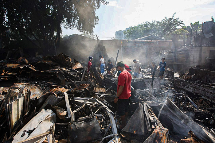 Kebakaran hanguskan puluhan lapak dan rumah warga di Jalan Kemang Utara IX, Rt 04/04, Kelurahan Bangka, Jakarta Selatan, Minggu (15/8/2021).