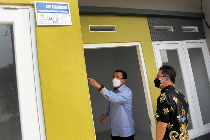 Direktur Utama PT Bank Tabungan Negara (Persero) Tbk Haru Koesmahargyo meninjau pembangunan perumahan bagi MBR di wilayah Tangerang, Banten, akhir pekan lalu.