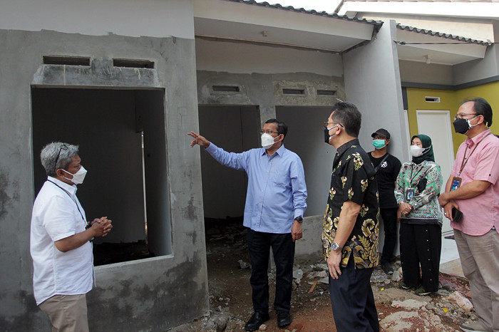 Direktur Utama PT Bank Tabungan Negara (Persero) Tbk Haru Koesmahargyo meninjau pembangunan perumahan bagi MBR di wilayah Tangerang, Banten, akhir pekan lalu.