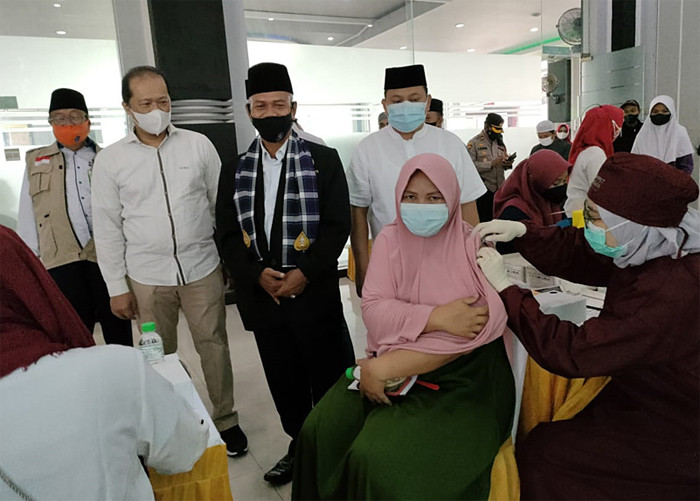 Program mobil keliling vaksinasi yang diselenggarakan di Masjid Jami Al Mukarrom Jakarta, Minggu (15/8/2021).