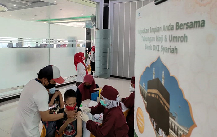 Program mobil keliling vaksinasi yang diselenggarakan di Masjid Jami Al Mukarrom Jakarta, Minggu (15/8/2021).