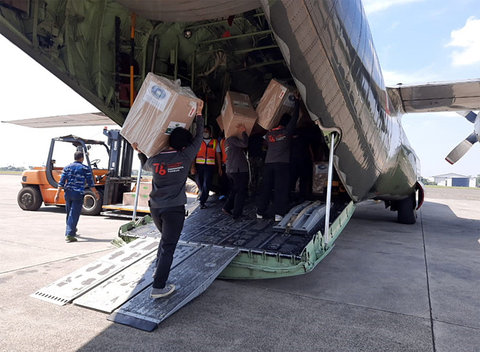 Panglima TNI Marsekal Hadi Tjahjanto memerintahkan TNI AU mengirim alat kesehatan dan obat-obatan ke Kota Pekanbaru dan Pangkal Pinang, Minggu (15/8/2021).
