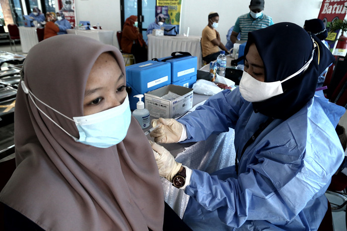 Vakinasi massal bagi masyarakat pesisir yang diselenggarakan BPP Himpunan Pengusaha Muda Indonesia BPD HIPMI Jatim di Gresik, Senin (16/8/2021).