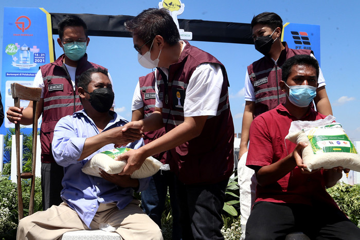 Vakinasi massal bagi masyarakat pesisir yang diselenggarakan BPP Himpunan Pengusaha Muda Indonesia BPD HIPMI Jatim di Gresik, Senin (16/8/2021).