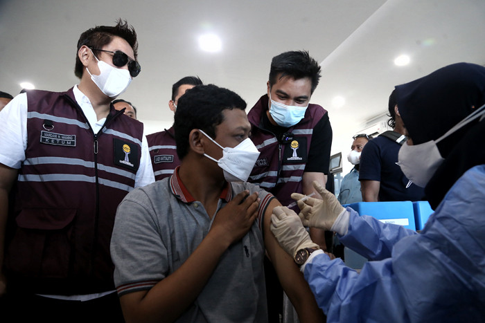 Vakinasi massal bagi masyarakat pesisir yang diselenggarakan BPP Himpunan Pengusaha Muda Indonesia BPD HIPMI Jatim di Gresik, Senin (16/8/2021).