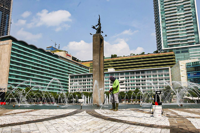 Petugas membersihkan kolam Patung Selamat Datang di kawasan Bundaran HI, Jakarta Pusat, Senin (16/8/2021).