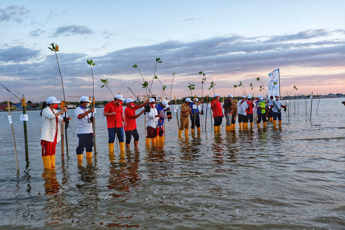 Penanaman bibit mangrove di area Makassar New Port (MNP),  Makassar, Sulawesi Selatan, Senin (16/8/2021).