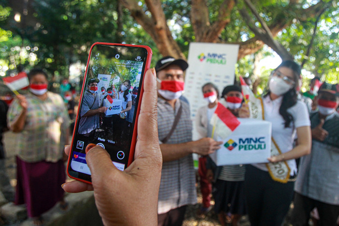 Miss Indonesia 2020 Pricilia Carla Yules memberikan bantuan kepada warga yang tinggal di bawah kolong Stasiun Juanda, Jakarta Pusat, Senin (16/8/2021).