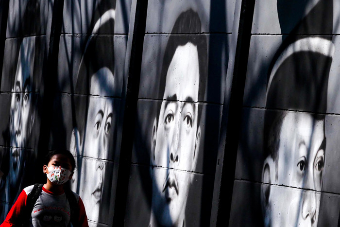 Warga saat melintasi mural para presiden dan pahlwan republik Indonesia di kawasan Cipondoh, Kota Tangerang, Senin (16/8/2021).