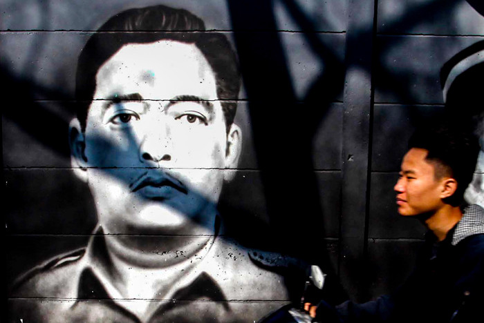 Warga saat melintasi mural para presiden dan pahlwan republik Indonesia di kawasan Cipondoh, Kota Tangerang, Senin (16/8/2021).