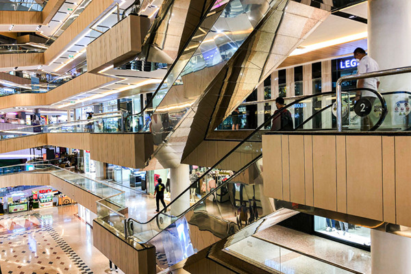 Pengunjung saat melakukan Scan Barcode melalui aplikasi PeduliLindungi sebagai syarat wajib masuk di Plaza Blok M, Jakarta, Senin (16/8/2021).
