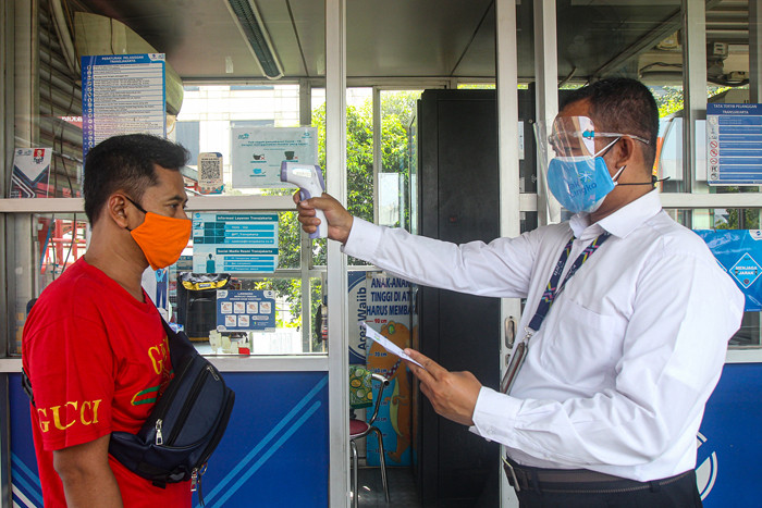 Petugas memeriksa bukti vaksinasi Covid-19 penumpang Transjakarta di Halte Transjakarta Mampang Prapatan, Jakata Selatan, Senin (16/8/2021).