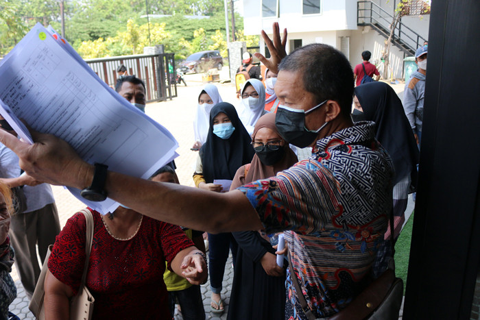 Vaksinator menyuntikkan vaksin Covid-19 tahap pertama kepada warga di Kelurahan Sunter Agung, Jakarta, Senin (16/8/2021).