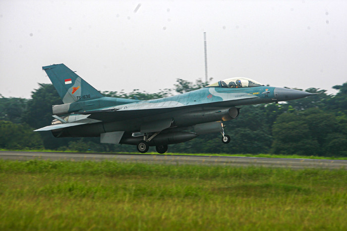 Delapan pesawat F-16 tiba di Skadron 31 setelah melakukan Fly Past mengitari langit Ibu Kota, Halim Perdana Kusuma, Jakarta, Selasa (17/8/2021).