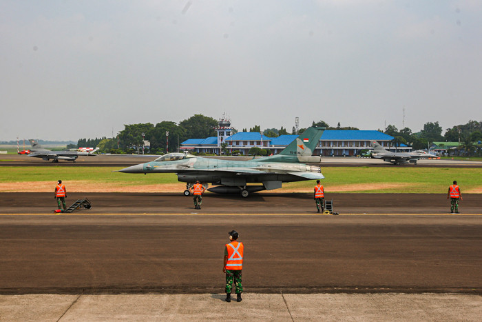 Delapan pesawat F-16 tiba di Skadron 31 setelah melakukan Fly Past mengitari langit Ibu Kota, Halim Perdana Kusuma, Jakarta, Selasa (17/8/2021).
