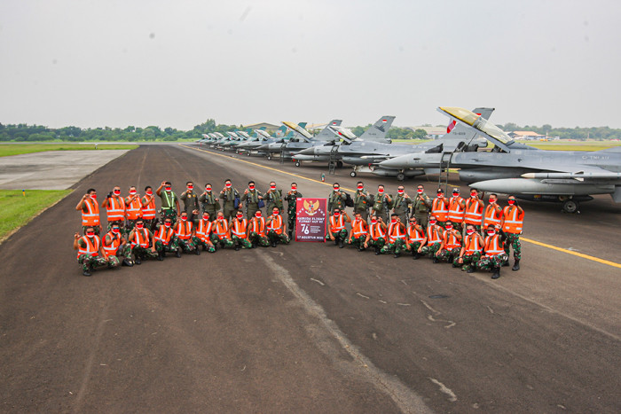 Delapan pesawat F-16 tiba di Skadron 31 setelah melakukan Fly Past mengitari langit Ibu Kota, Halim Perdana Kusuma, Jakarta, Selasa (17/8/2021).