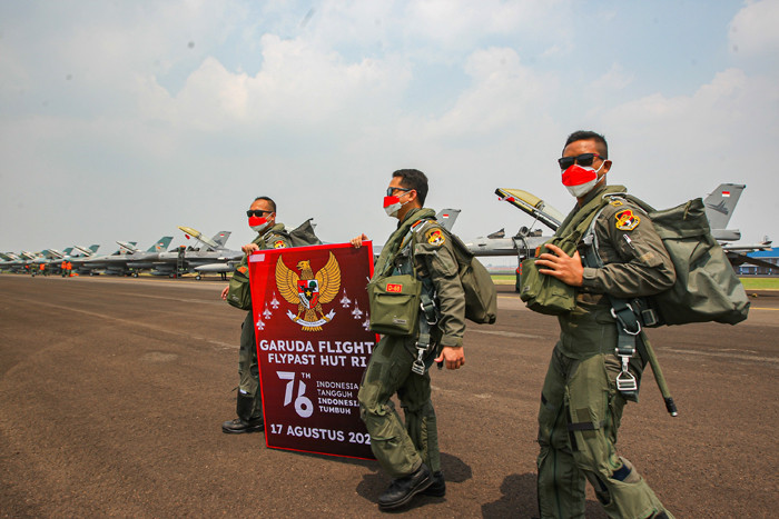 Delapan pesawat F-16 tiba di Skadron 31 setelah melakukan Fly Past mengitari langit Ibu Kota, Halim Perdana Kusuma, Jakarta, Selasa (17/8/2021).
