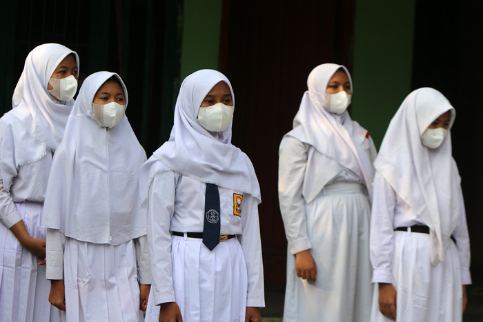 Siswa-siswi SMP dan SMK Syahid saat Upacara Peringatan Hari Kemerdekaan HUT RI Ke-76 secara virtual di Jakarta, Selasa (17/8/2021).