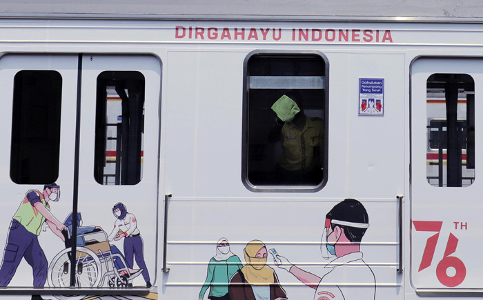 KAI Commuter memasang desain livery khusus kemerdekaan RI ke-76 pada rangkain KRL di Stasiun Jakarta Kota, Jakarta, Selasa (17/8/2021).
