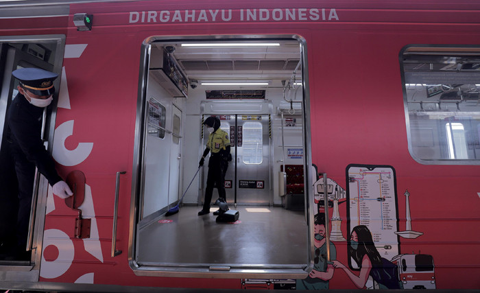 KAI Commuter memasang desain livery khusus kemerdekaan RI ke-76 pada rangkain KRL di Stasiun Jakarta Kota, Jakarta, Selasa (17/8/2021).
