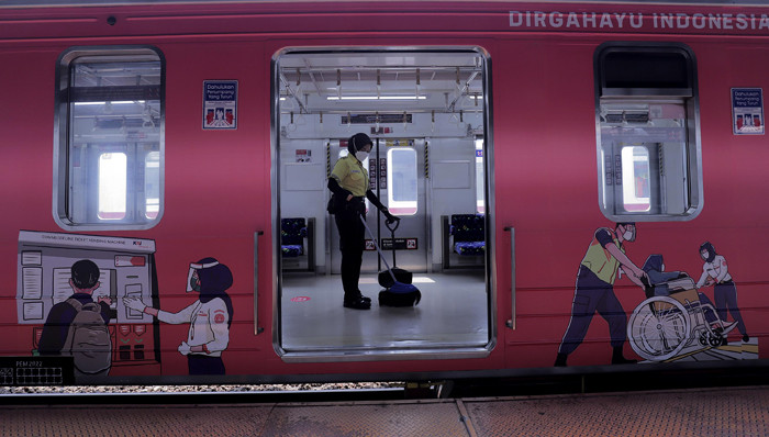 KAI Commuter memasang desain livery khusus kemerdekaan RI ke-76 pada rangkain KRL di Stasiun Jakarta Kota, Jakarta, Selasa (17/8/2021).