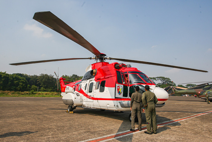 Persiapan TNI AU lakukan pengibaran Bendera Merah Putih raksasa mengitari langit Ibu Kota di Skadron 21, Halim Perdana Kusuma, Jakarta, Selasa (17/8/2021).