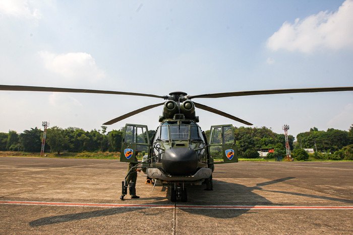 Persiapan TNI AU lakukan pengibaran Bendera Merah Putih raksasa mengitari langit Ibu Kota di Skadron 21, Halim Perdana Kusuma, Jakarta, Selasa (17/8/2021).