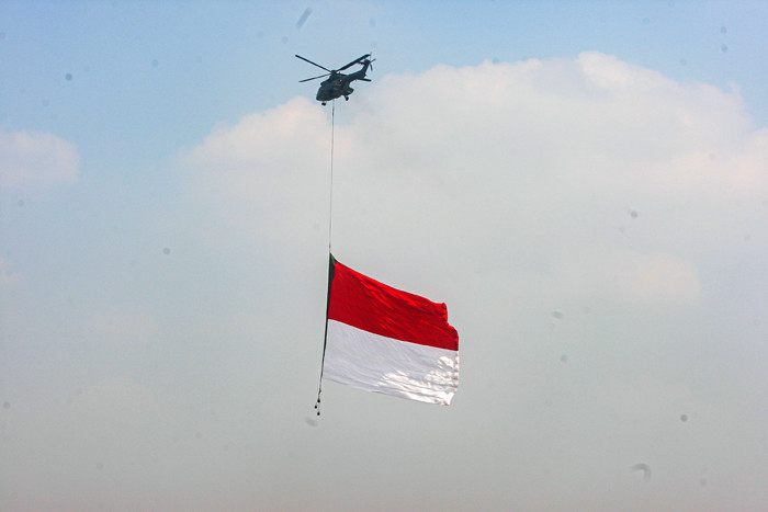 Persiapan TNI AU lakukan pengibaran Bendera Merah Putih raksasa mengitari langit Ibu Kota di Skadron 21, Halim Perdana Kusuma, Jakarta, Selasa (17/8/2021).