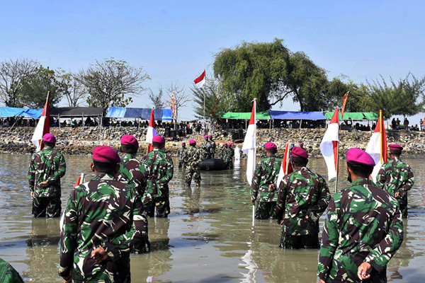 Upacara peringatan HUT Ke-76 Kemerdekaan Republik Indonesia di Sekitaran Suramadu, Kecamatan Kenjeran, Kota Surabaya, Jawa Timur, Selasa (17/8/2021).
