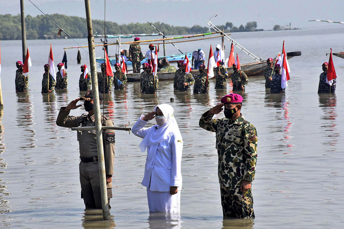 Upacara peringatan HUT Ke-76 Kemerdekaan Republik Indonesia di Sekitaran Suramadu, Kecamatan Kenjeran, Kota Surabaya, Jawa Timur, Selasa (17/8/2021).