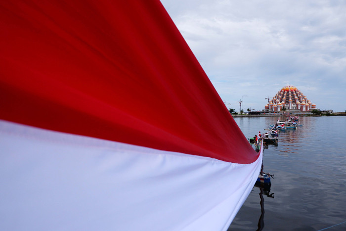 Pembentangan Bendera Merah Putih Sepanjang Meter Di Makassar