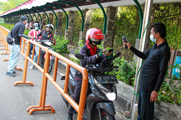 Pengunjung saat bersepeda di kawasan Taman Impian Jaya Ancol, Jakarta Utara, Rabu (18/8/2021).